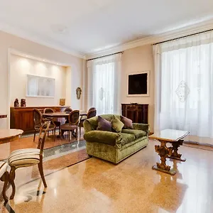 tibullo-classic-elegant-rome-center-apartment.it-romehotels.com/